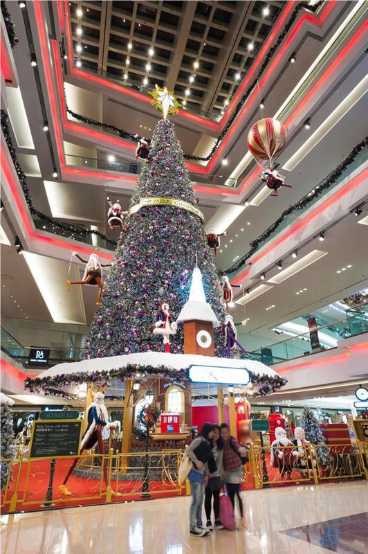 又一城招牌聖誕樹 變身聖誕老人家鄉